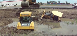 345CL Excavator Pulls Out 2 Deere Dozers From a Canal "Stuck?"